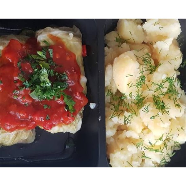 Gołąbki z bukietem warzyw podawane z bazyliowym sosem pomidorowym z ziemniakami gotowanymi